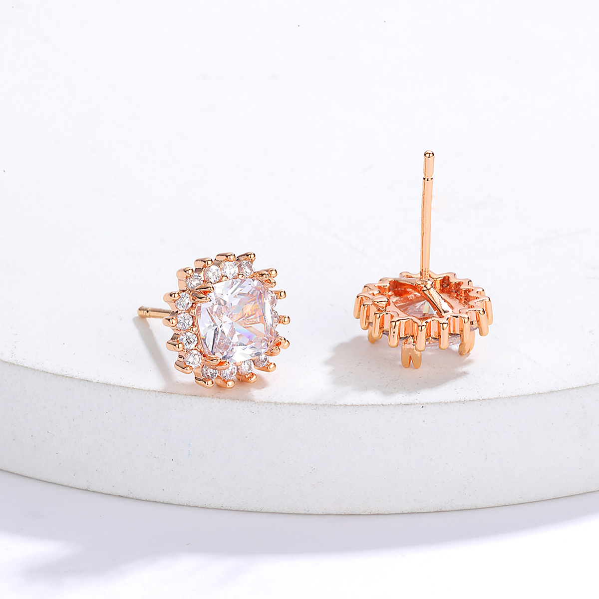 Fashion Creative Round Geometric Copper Plating 18k Gold Inlaid Zircon Stud Earrings display picture 3