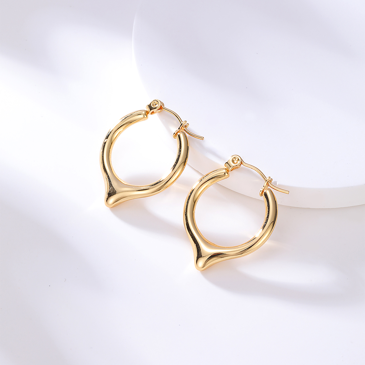 Fashion Geometric Round Stainless Steel Electroplated 18k Gold Earring display picture 3