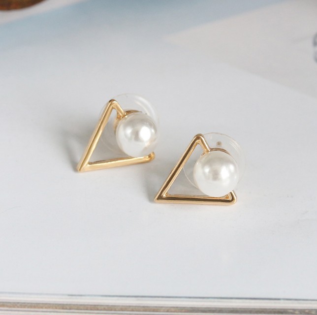 Fashionable Geometric Hollow Geometry Triangle Pearl Alloy Ear Studs display picture 7