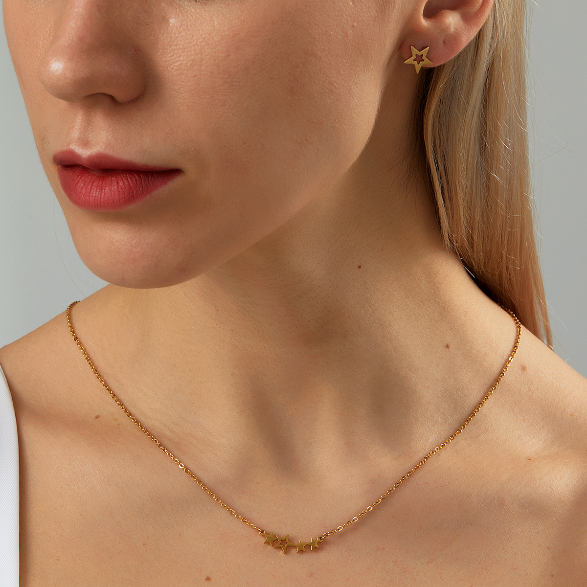 Einfache Mode Galvani 18k Gold Pentagramm Stern Edelstahl Stud Ohrringe Halskette Set display picture 4