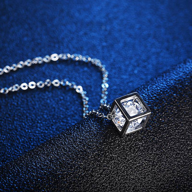 Frau Mode Einfacher Stil Quadrat Ball Legierung Halskette Eingelegter Zirkon Zirkon Halsketten display picture 2