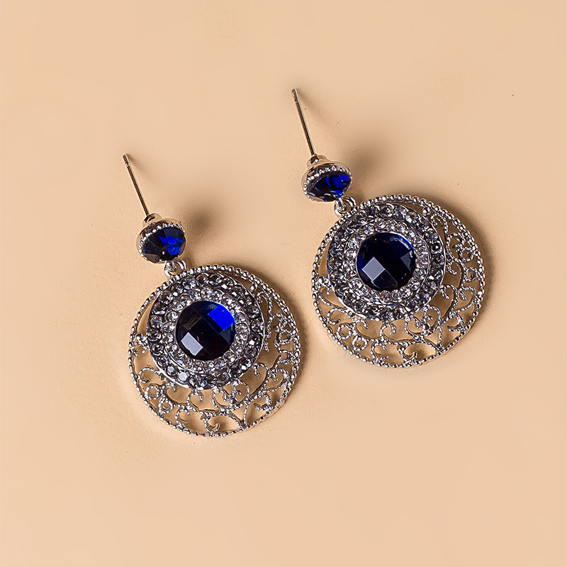 Fashion Elegant Hollow Rhinestone Inlaid Alloy Earrings Wholesale display picture 2