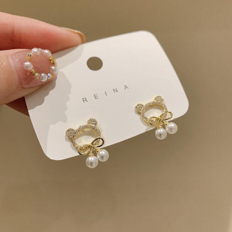 2022 New Trendy Bear Round Pearl Alloy Ear Studs Earrings Wholesale display picture 3