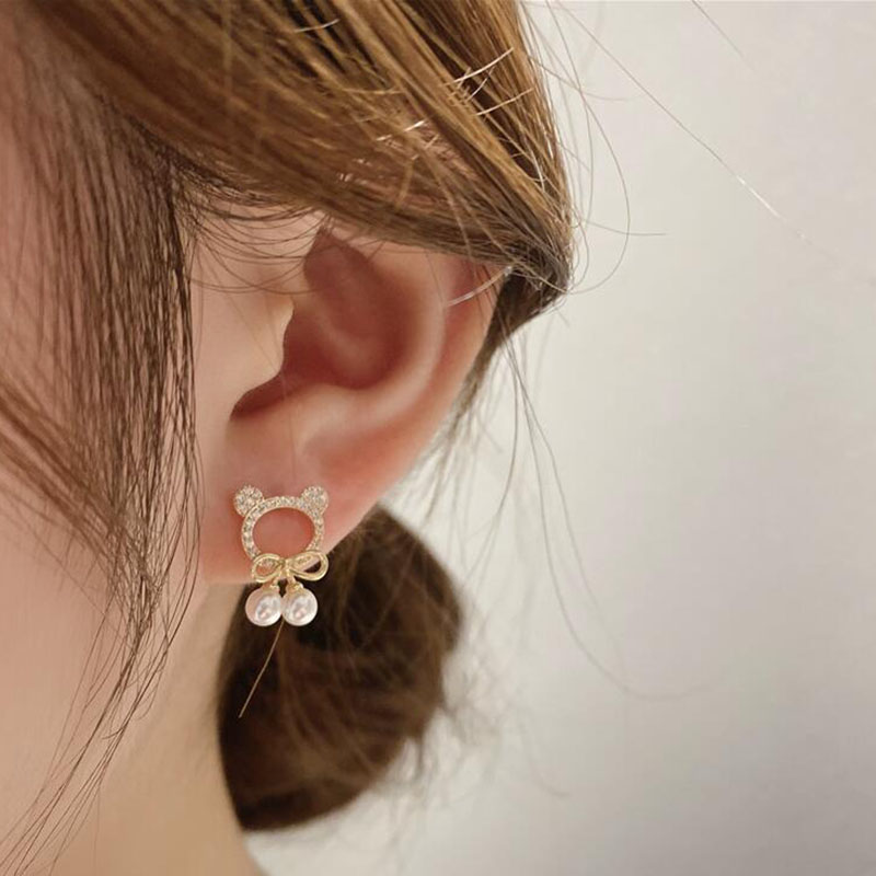 2022 New Trendy Bear Round Pearl Alloy Ear Studs Earrings Wholesale display picture 4