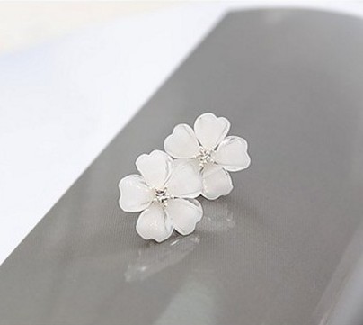 Mode Fünf Blütenblatt Rosa Schwarz Blume Geformt Nette Stud Ohrringe display picture 4