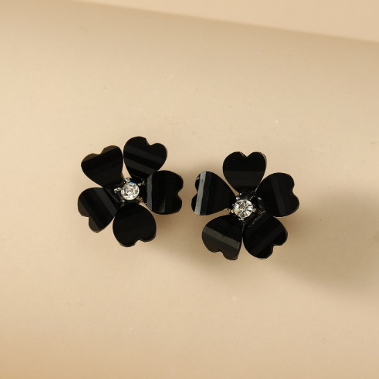 Mode Fünf Blütenblatt Rosa Schwarz Blume Geformt Nette Stud Ohrringe display picture 8
