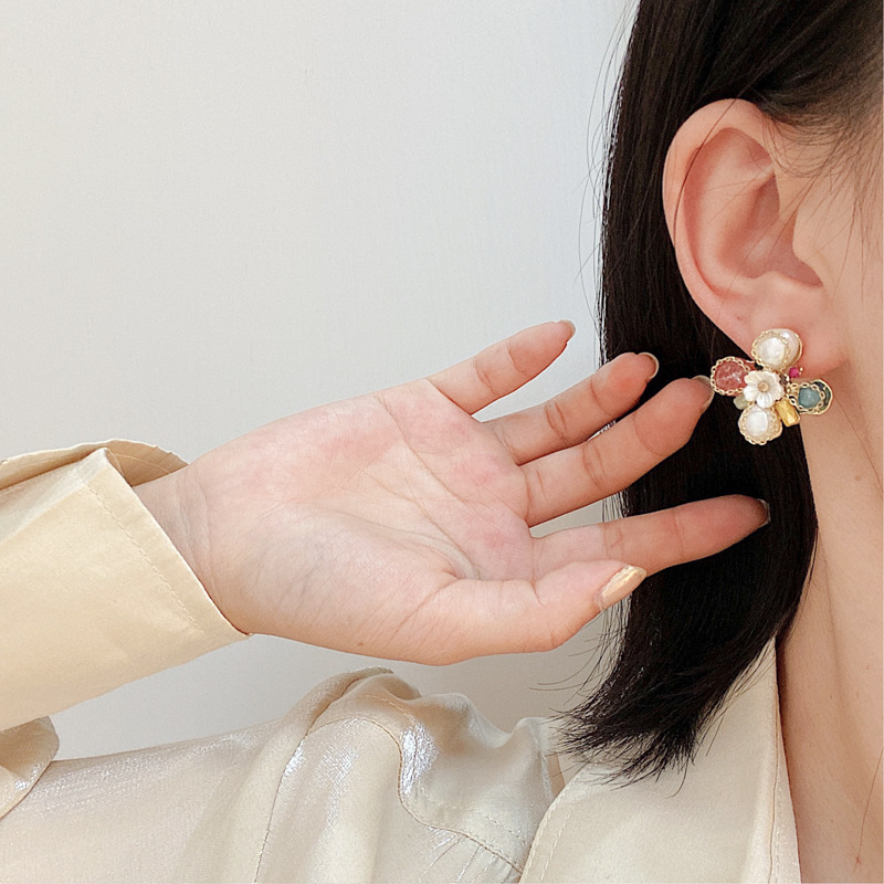 Women's Retro Flower Alloy Ear Clip Ear Studs Inlay Pearl Earrings display picture 1