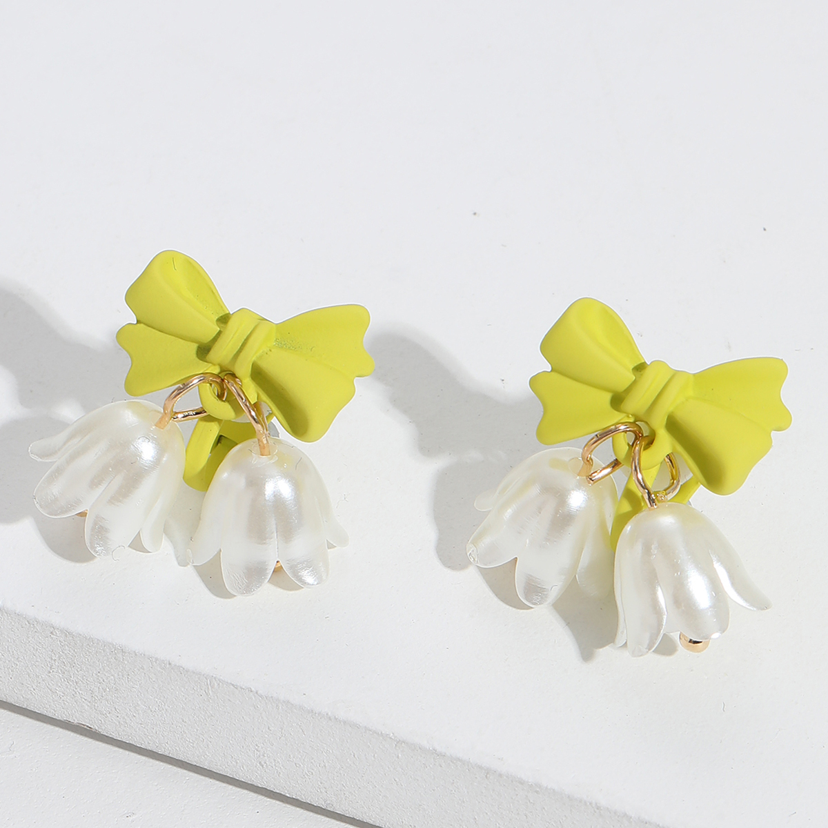 Women's Fashion Flower Synthetic Resin Earrings Splicing Earrings display picture 1