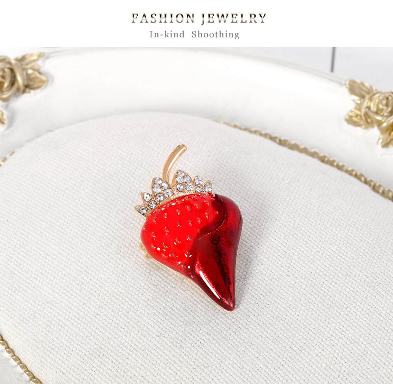 Women's Cute Retro Strawberry Alloy Brooches Artificial Rhinestones Brooches display picture 8