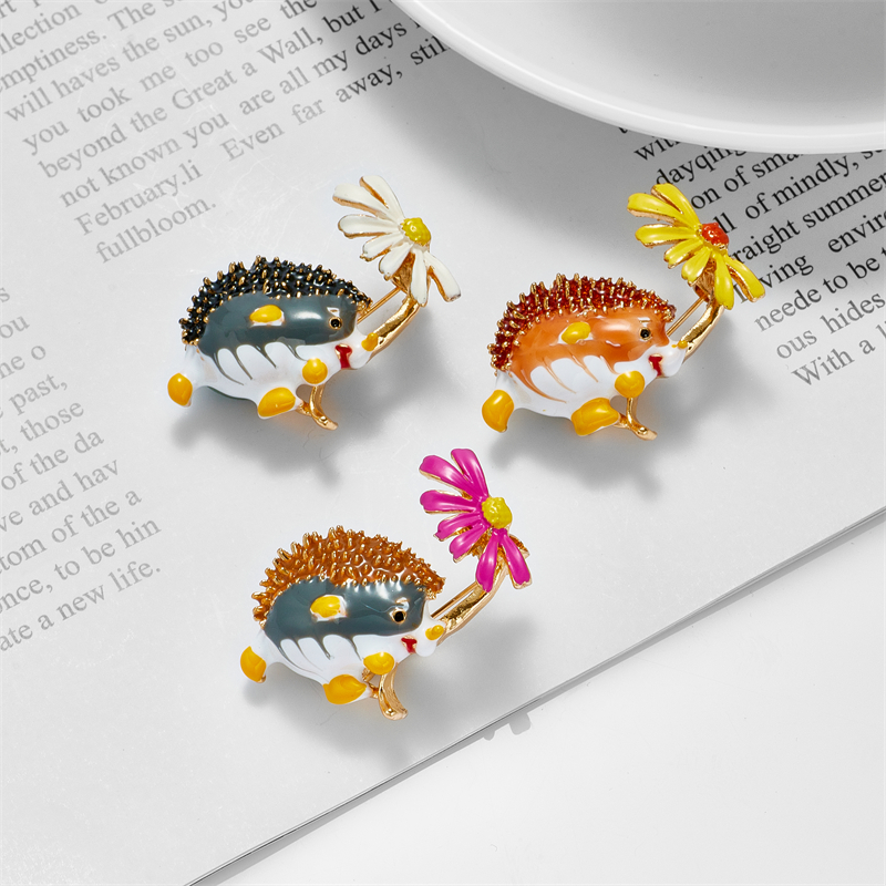 Women's Cute Fashion Classic Style Hedgehog Arylic Brooches Stoving Varnish Plating No Inlaid Brooches display picture 3