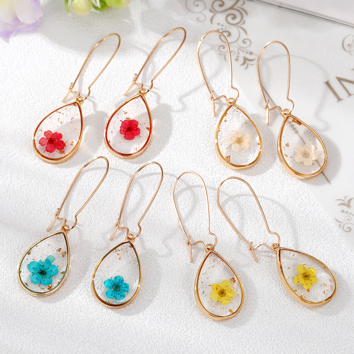1 Pair Simple Style Flower Patchwork Alloy Resin Drop Earrings display picture 1