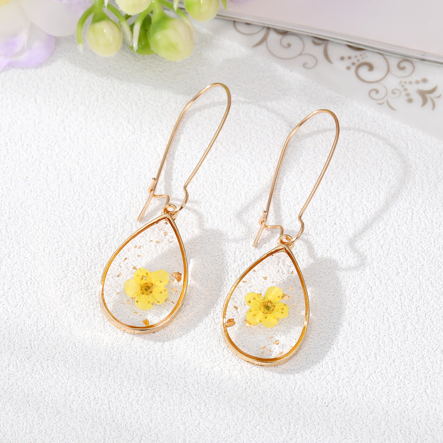1 Pair Simple Style Flower Patchwork Alloy Resin Drop Earrings display picture 5