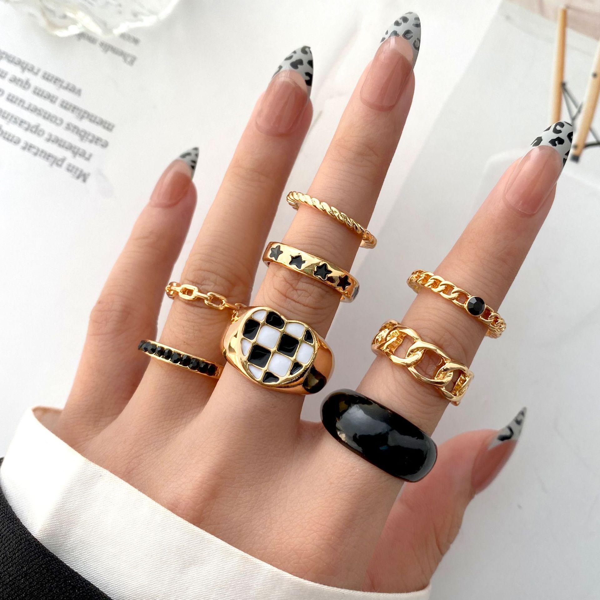 Women's Retro Fashion Geometric Star Heart Alloy Rings display picture 5
