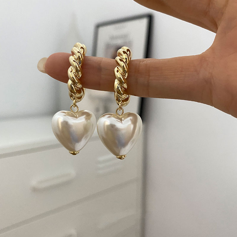 Retro Heart Shape Alloy Earrings display picture 1