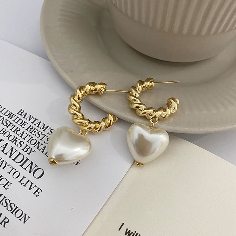 Retro Heart Shape Alloy Earrings display picture 3