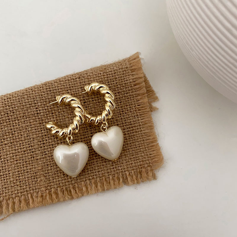 Retro Heart Shape Alloy Earrings display picture 4