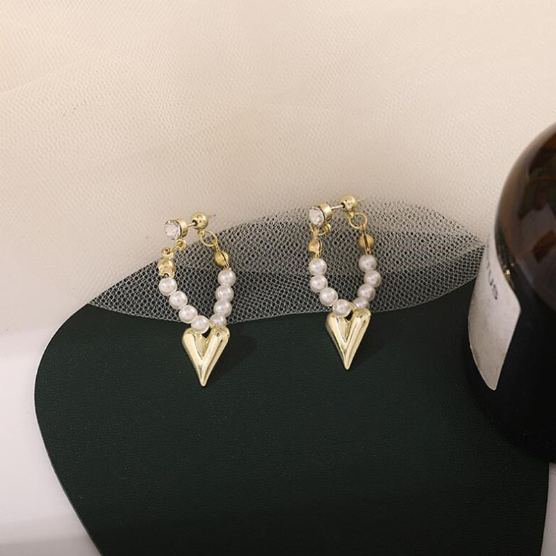Frau Elegant Herz Messing Ohrringe Überzug Künstliche Perlen Ohrringe display picture 4