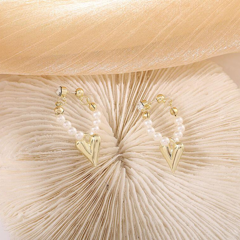 Frau Elegant Herz Messing Ohrringe Überzug Künstliche Perlen Ohrringe display picture 5