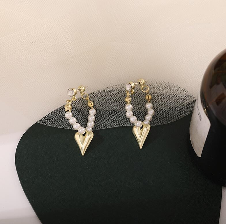 Frau Elegant Herz Messing Ohrringe Überzug Künstliche Perlen Ohrringe display picture 7
