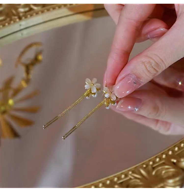 Frau Koreanische Art Blume Legierung Ohrringe Quaste Opal Ohrringe display picture 6