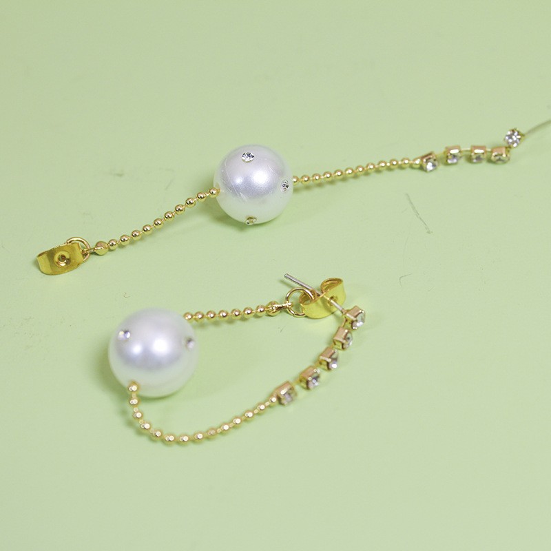 Women's Elegant Fashion Geometric Alloy Earrings Inlay Artificial Rhinestones Artificial Pearls Earrings display picture 1