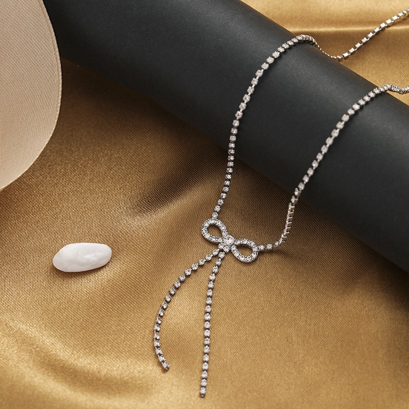 Frau Mode Einfacher Stil Bogenknoten Legierung Halskette Quaste Künstliche Strasssteine Halsketten display picture 2