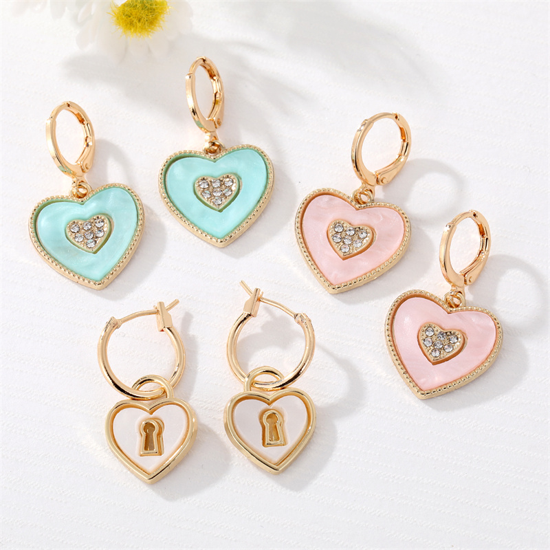 Fashion New Retro Heart Shaped Inlay Rhinestone Alloy Earrings display picture 1