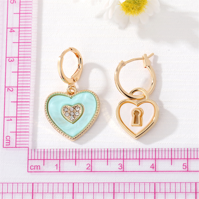 Fashion New Retro Heart Shaped Inlay Rhinestone Alloy Earrings display picture 2