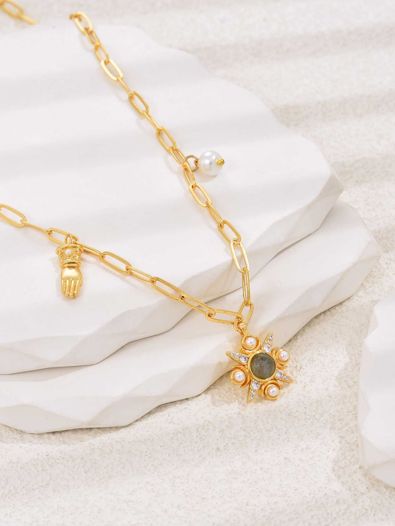 Frau Luxuriös Mode Einfacher Stil Geometrisch Hand Kupfer Künstliche Perlen Zirkon Halskette Überzug Eingelegter Zirkon display picture 2