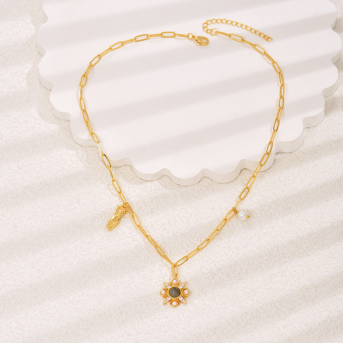 Frau Luxuriös Mode Einfacher Stil Geometrisch Hand Kupfer Künstliche Perlen Zirkon Halskette Überzug Eingelegter Zirkon display picture 3