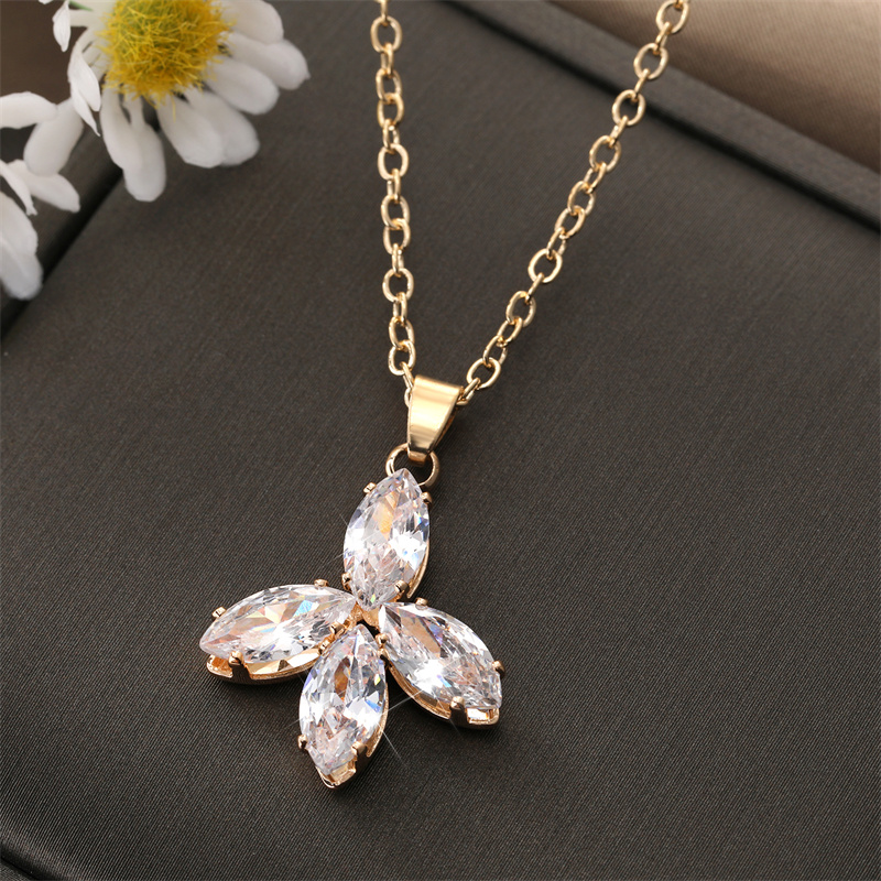 Fashion Triangle Heart Shape Flower Alloy Inlaid Zircon Alloy Pendant Necklace 1 Piece display picture 2