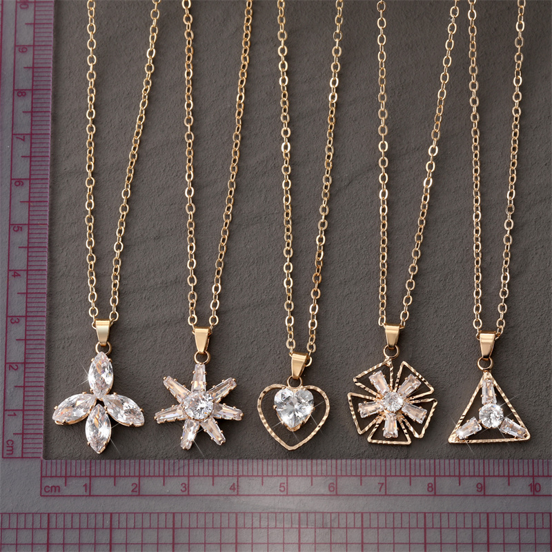 Fashion Triangle Heart Shape Flower Alloy Inlaid Zircon Alloy Pendant Necklace 1 Piece display picture 5