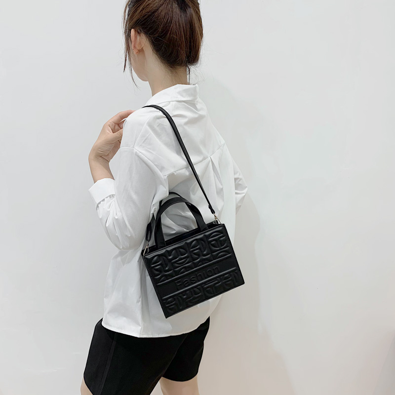 Fashion Solid Color Square Zipper Handbag Square Bag display picture 2