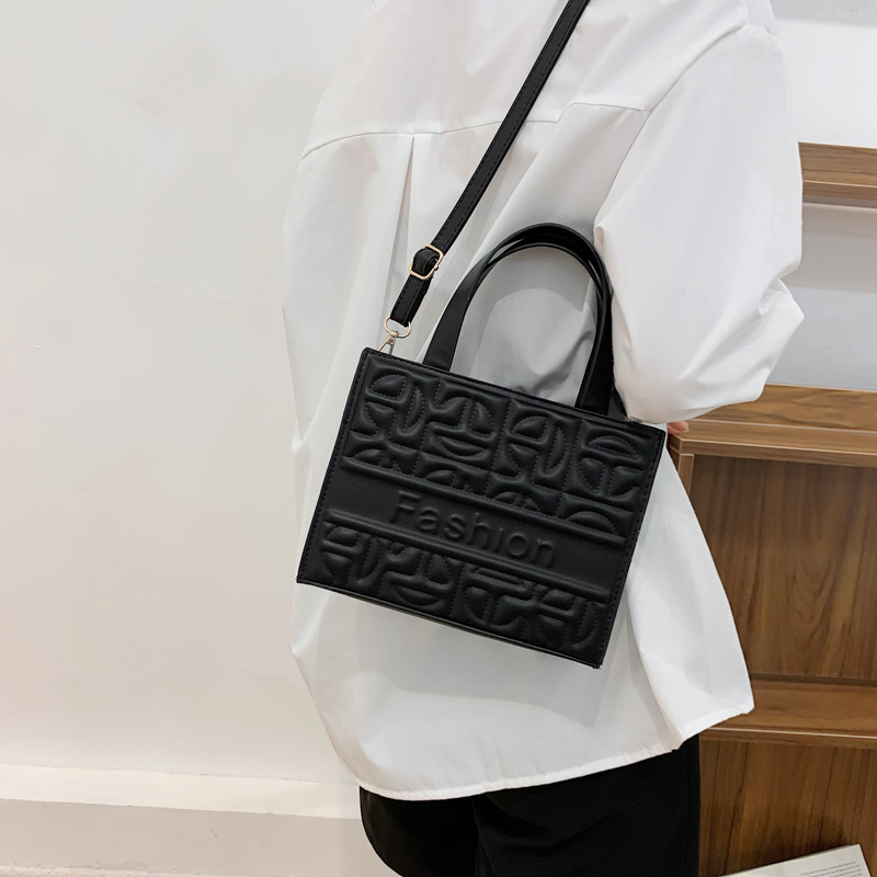 Fashion Solid Color Square Zipper Handbag Square Bag display picture 1