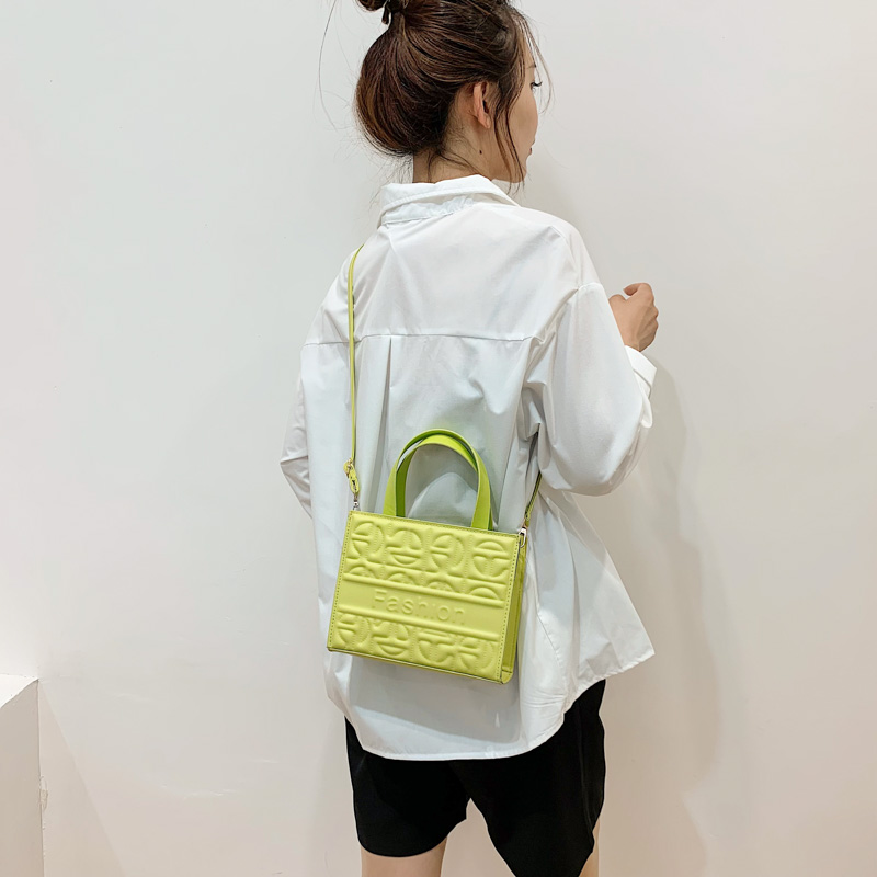 Fashion Solid Color Square Zipper Handbag Square Bag display picture 4