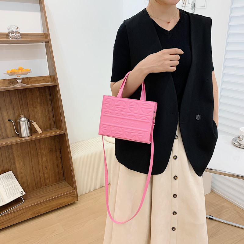 Fashion Solid Color Square Zipper Handbag Square Bag display picture 5