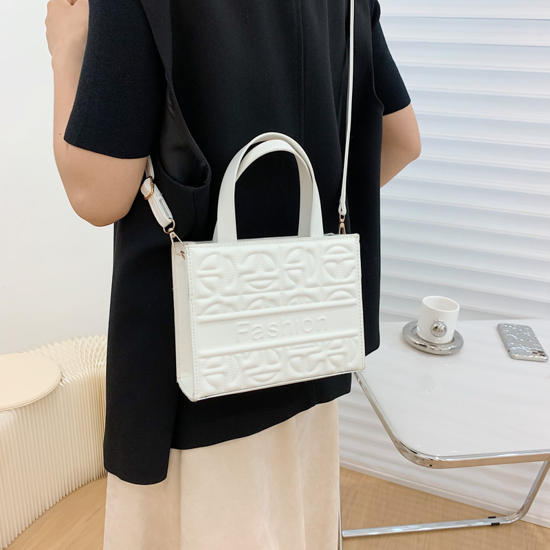 Fashion Solid Color Square Zipper Handbag Square Bag display picture 9