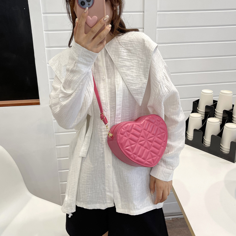 Fashion Heart Shape Quilted Heart-shaped Zipper Shoulder Bag display picture 5