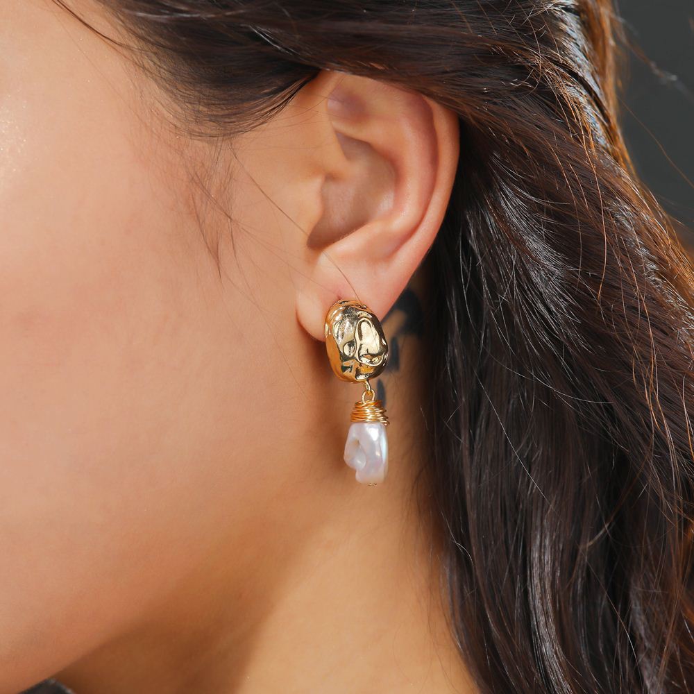 Creative Fashion Ornament Natural Fresh Water Pearl Alloy Earrings display picture 4