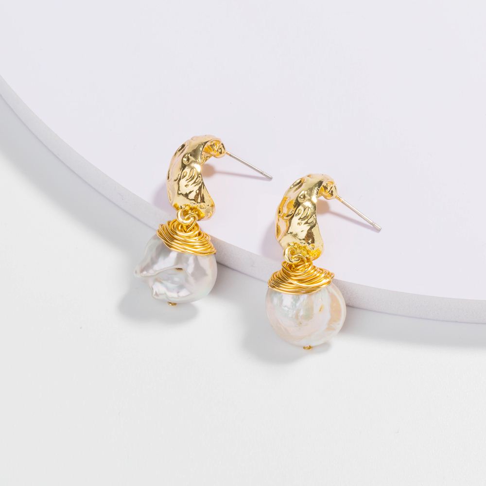Creative Fashion Ornament Natural Fresh Water Pearl Alloy Earrings display picture 1