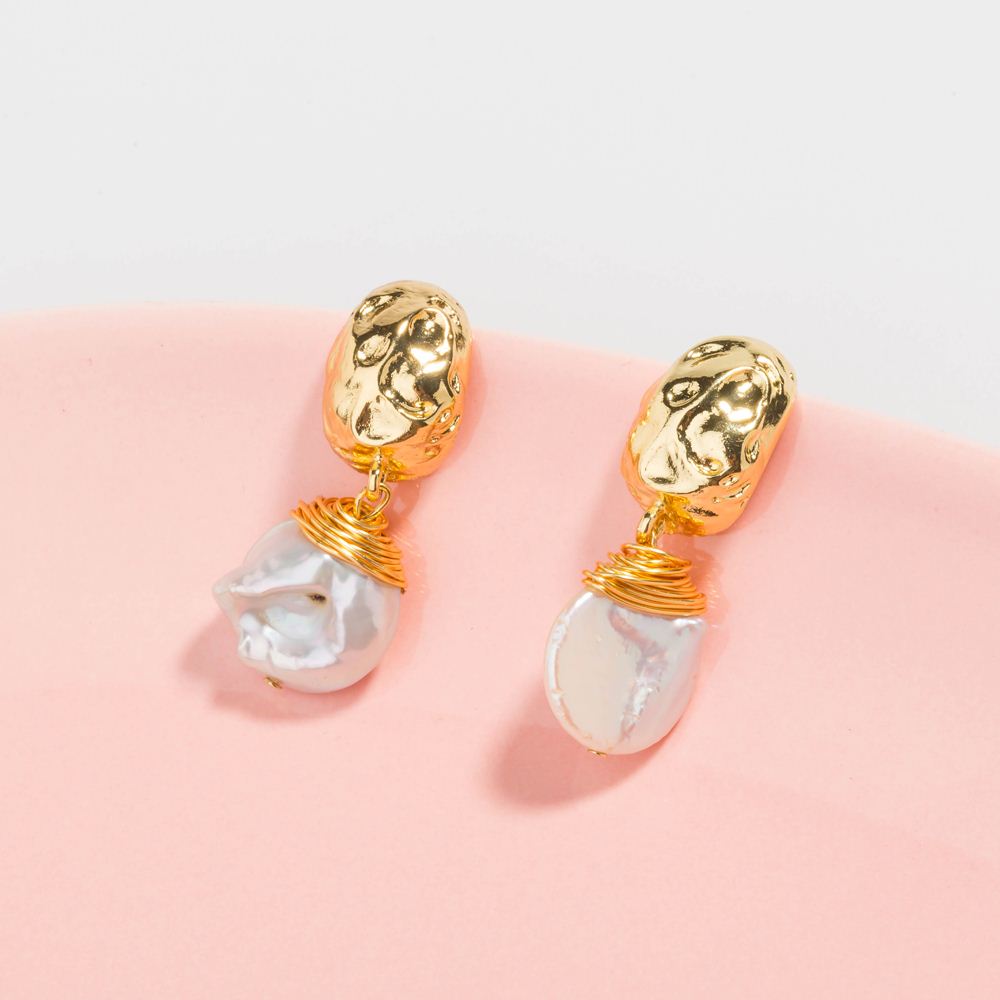 Creative Fashion Ornament Natural Fresh Water Pearl Alloy Earrings display picture 2