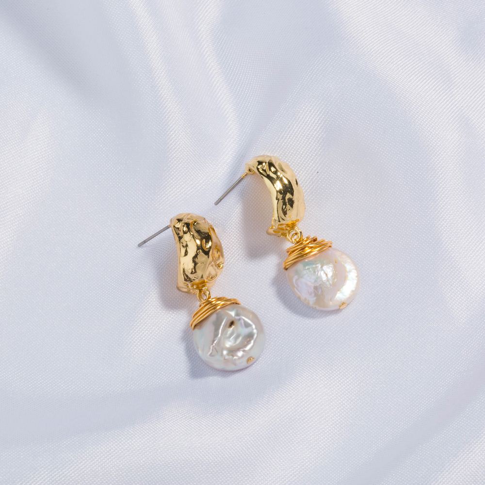 Creative Fashion Ornament Natural Fresh Water Pearl Alloy Earrings display picture 9
