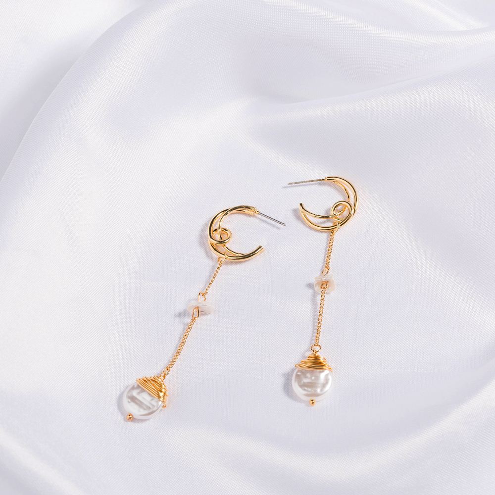 Fashion Creative Moon Ear Hook Long Natural Freshwater Pearl Alloy Earrings display picture 6