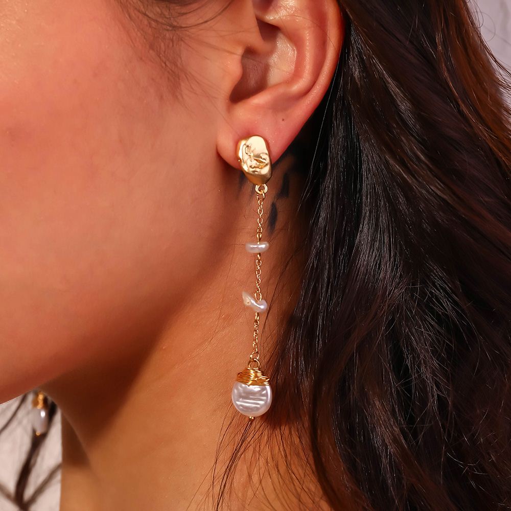 Mode Einfache Spezielle-shaped Imitation Reine Weiße Perle Quaste Legierung Ohrringe display picture 6