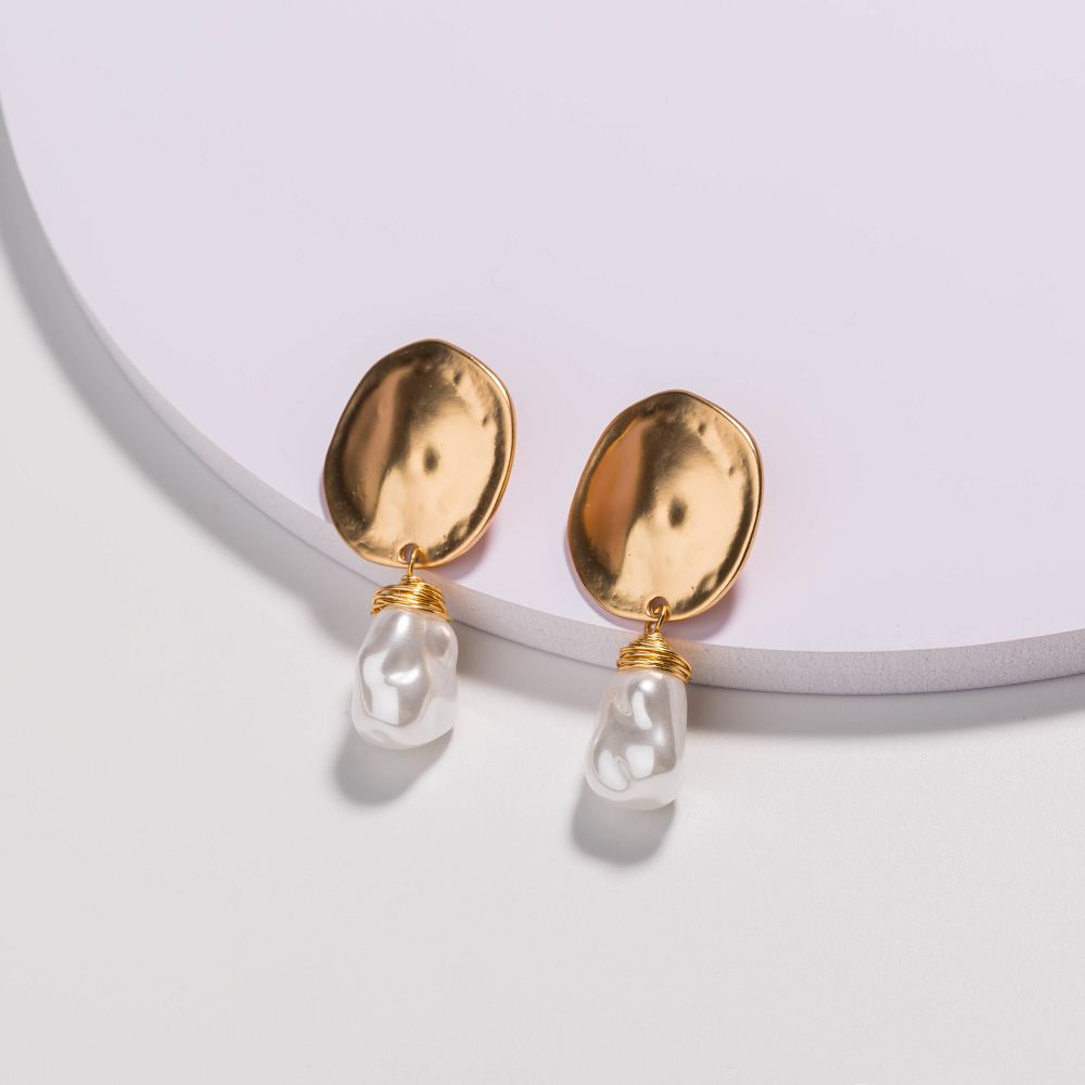 Baroque Style Round Alloy Inlay Pearl Dangling Earrings display picture 3