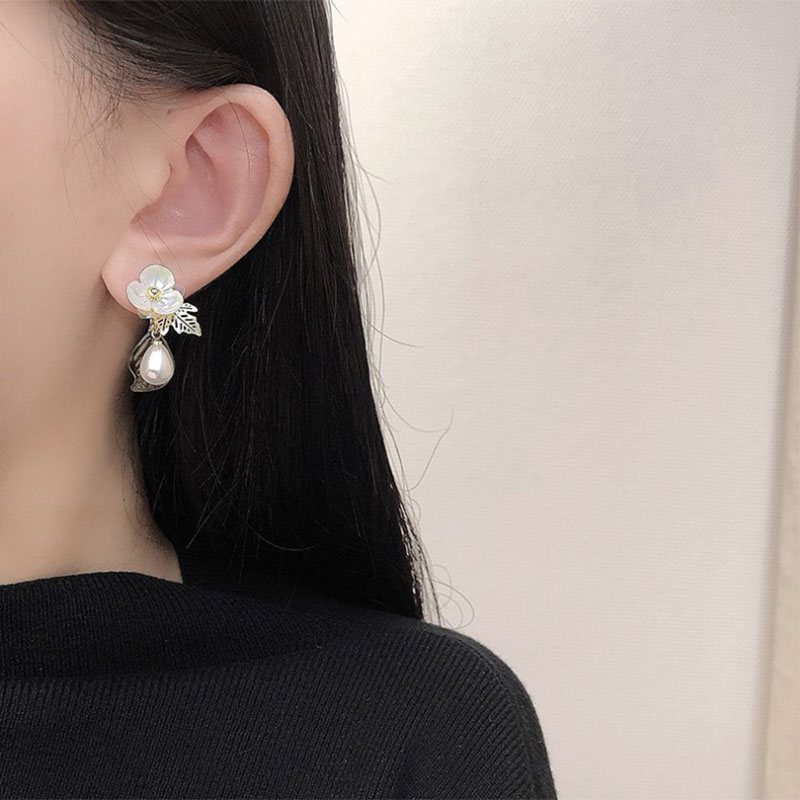 Women's Fashion Flowers Brass Earrings Plating Artificial Pearl Drop Earrings display picture 1