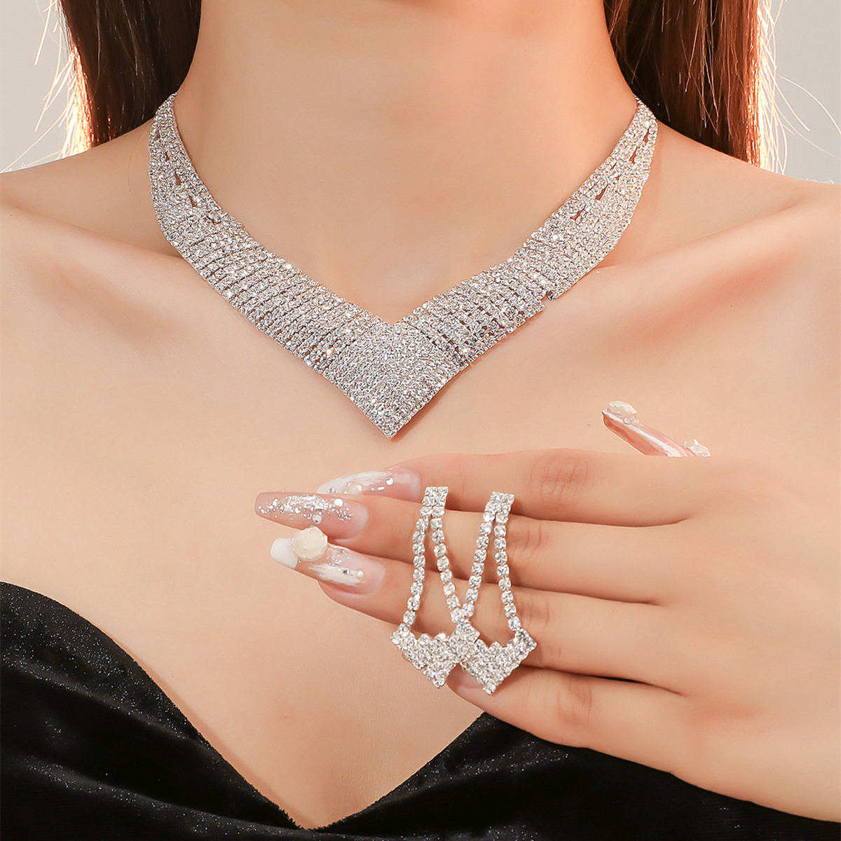 Reina Forma V Borla Aleación Enchapado Diamantes De Imitación Pendientes Collar 1 Juego display picture 2
