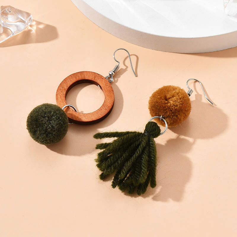 Mode Herbst Und Winter Pelz Ball Asymmetrische Quaste Ohrringe Großhandel display picture 4