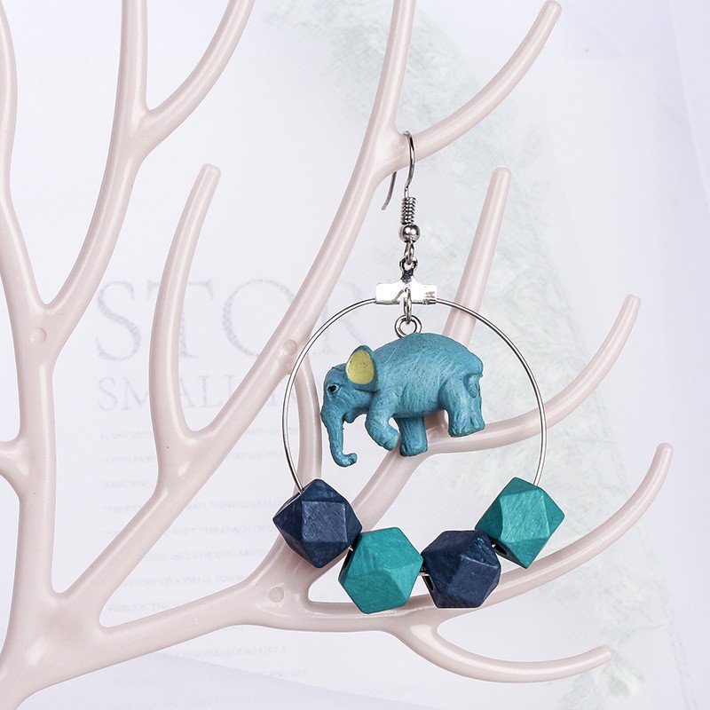 Women's Retro Animal Elephant Synthetic Resin Earrings Beaded Splicing No Inlaid Earrings display picture 1