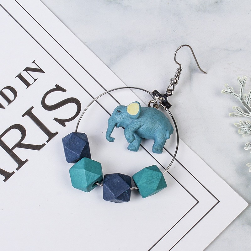 Women's Retro Animal Elephant Synthetic Resin Earrings Beaded Splicing No Inlaid Earrings display picture 4